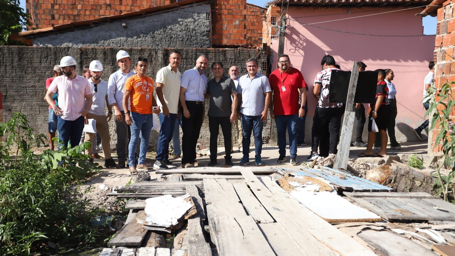 grupo de pessoas posa para a foto